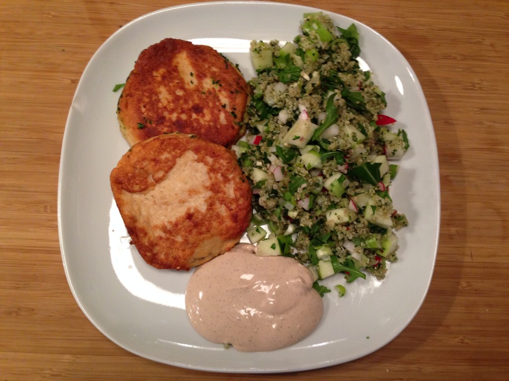 Fiskekaker med quinoasalat