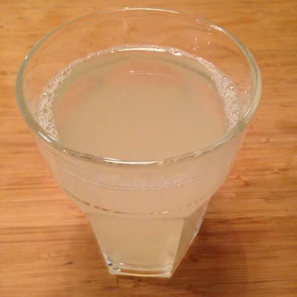 Varmt vann med saften av en halv sitron. Løsningen på verdensproblemene i følge internett.