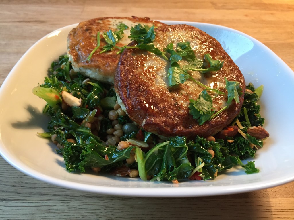 Fiskekaker & linsesalat med grønnkål og&nbsp;kapers