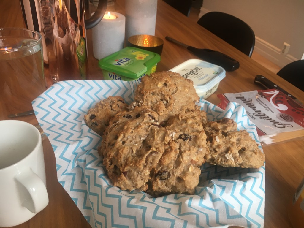 Grove scones med mandler og&nbsp;tranebær