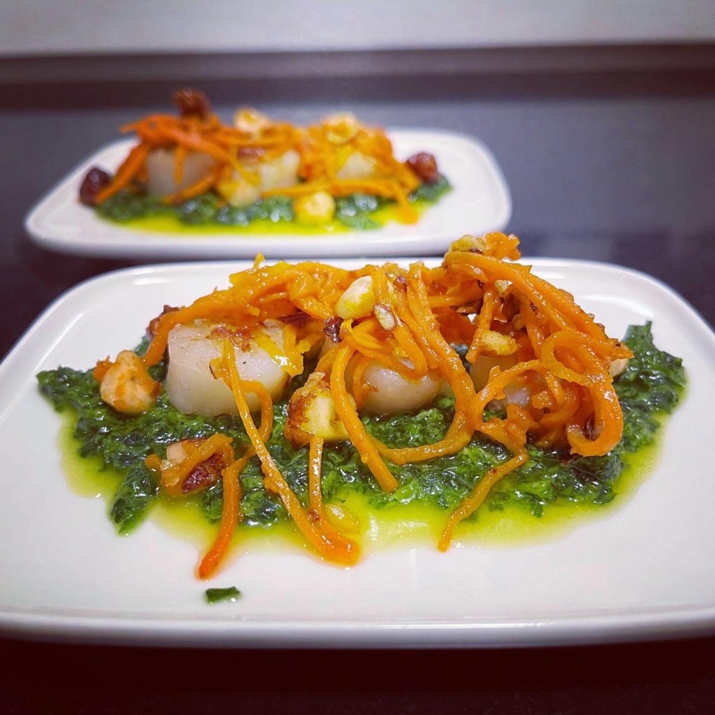 Smørstekte kamskjell med persillecoulis og gulrot- & hasselnøtt-topping