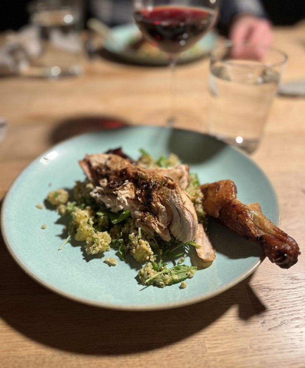 Helstekt kylling & quinoa med appelsin, ruccola og&nbsp;pistasj