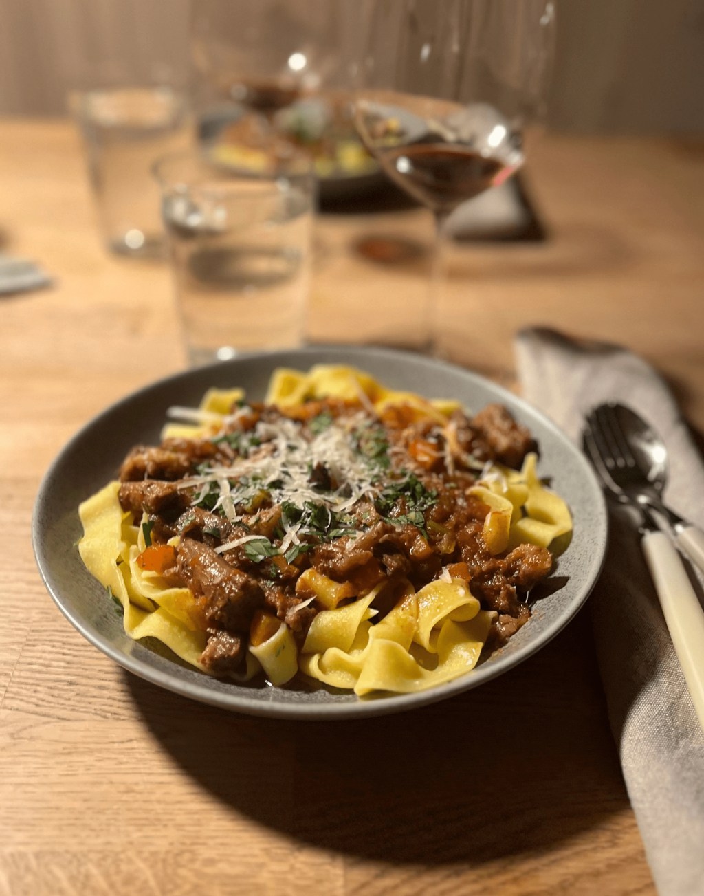 Oksehaleragu med papardelle