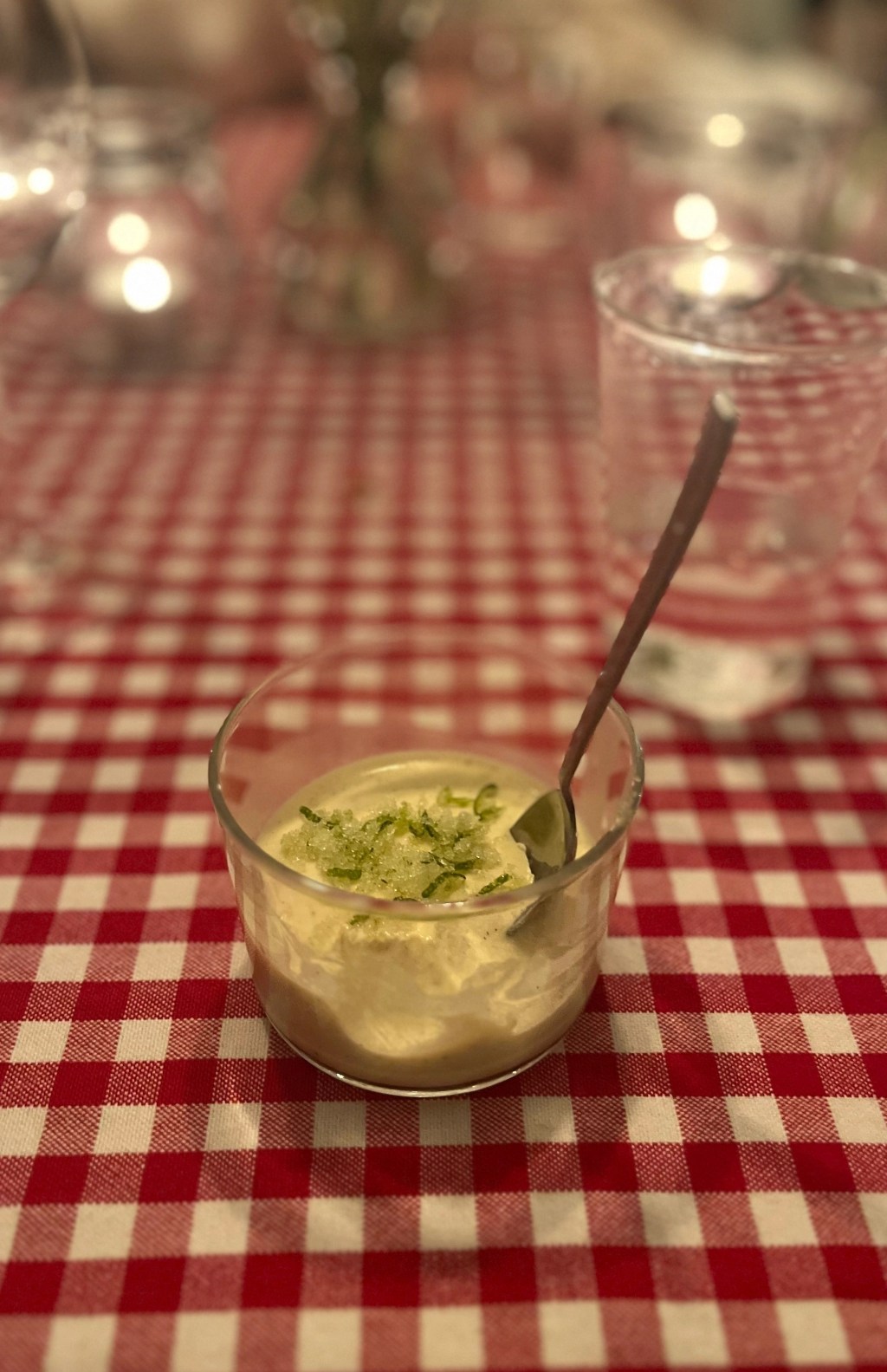 Lime- og kardemomme panna&nbsp;cotta