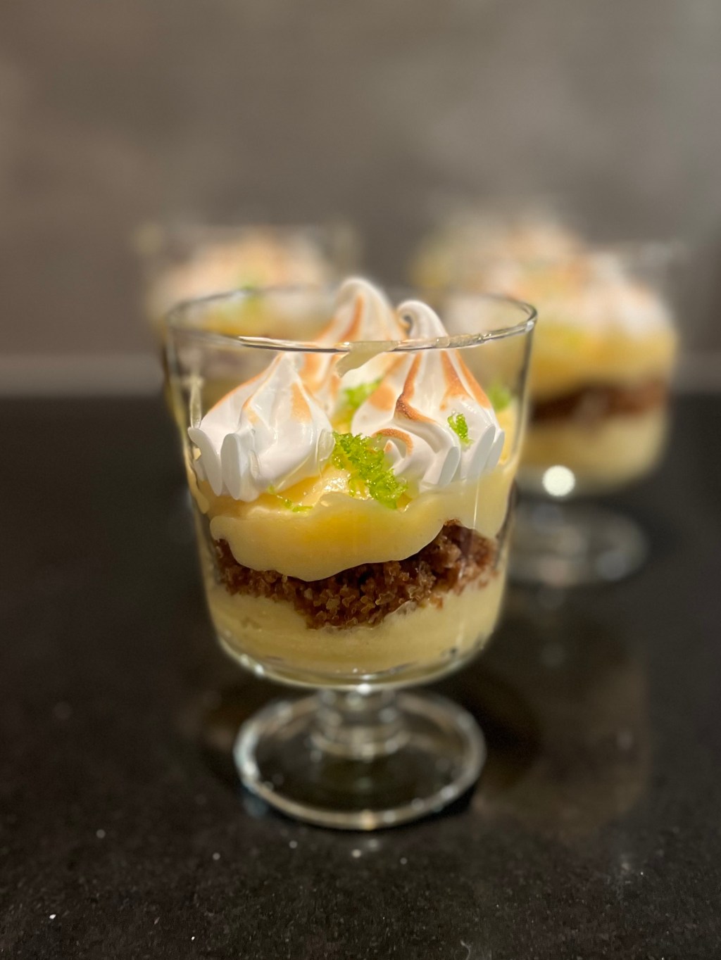 Porsjonsdessert med sitruskrem, kjekssmuler og&nbsp;marengs