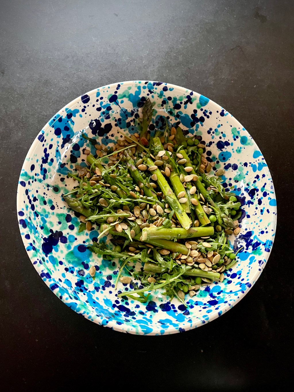 Vårsalat med asparges, erter og&nbsp;sitrondressing